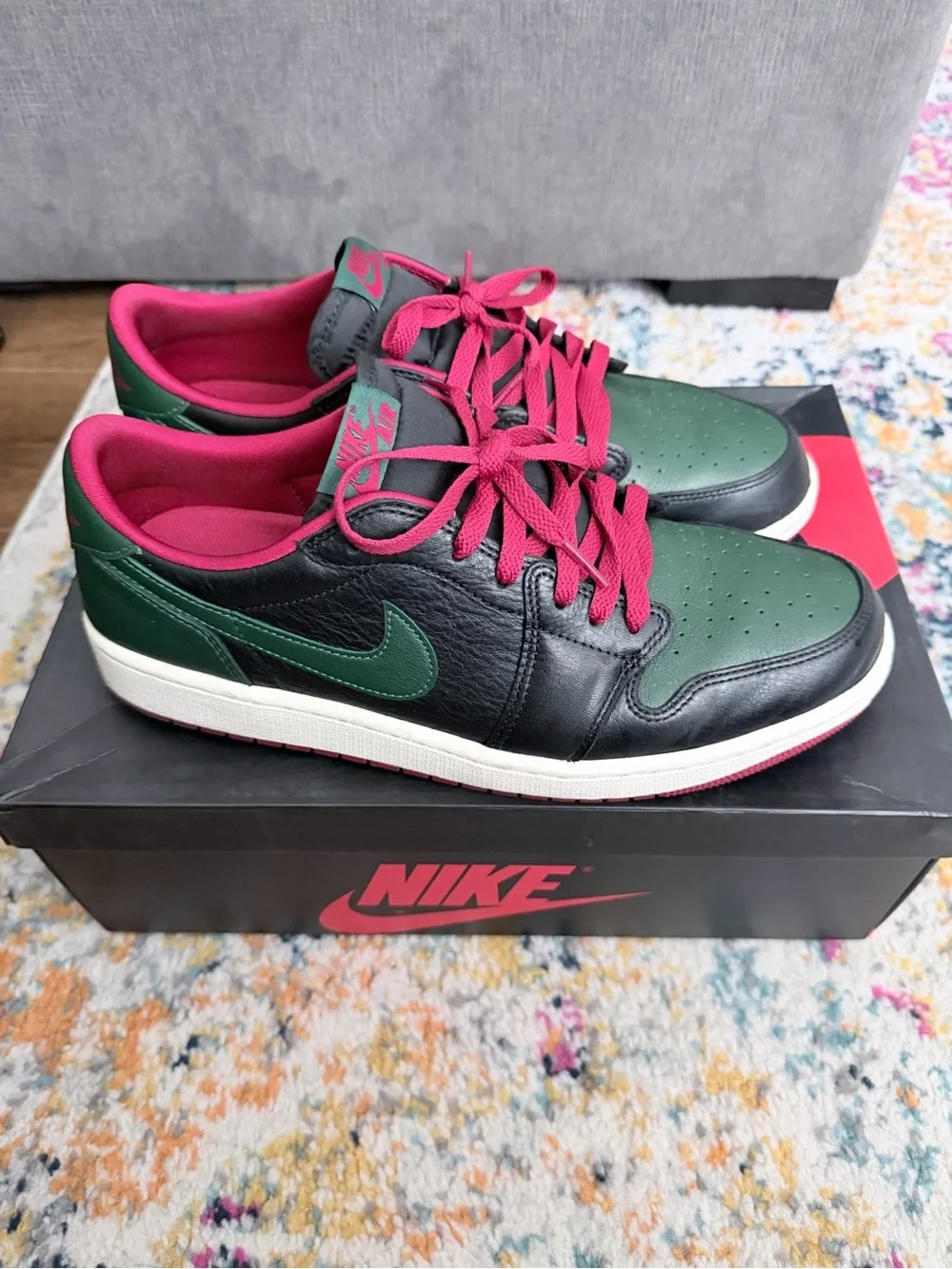 Nike Jordan 1 low. Black/Green-Varsity Red